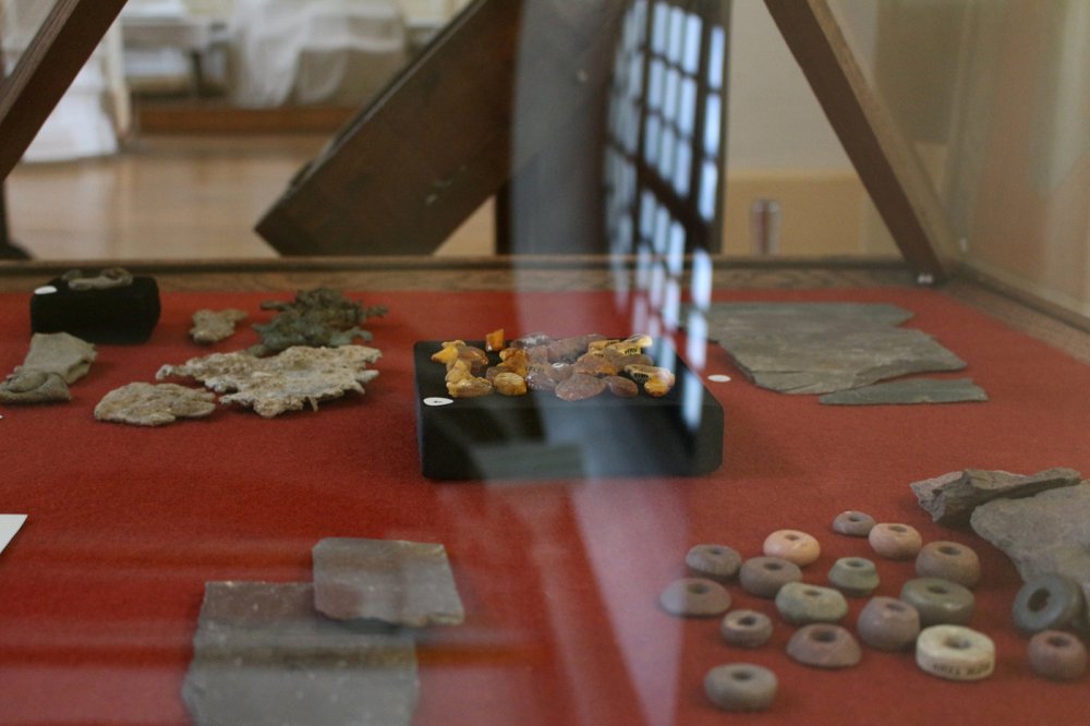 Фрагмент выстаўкі «Полацкі гандаль X—XVIII стст. (з археалагічнага збору музея-запаведніка)». Полацк, 2022 г.
